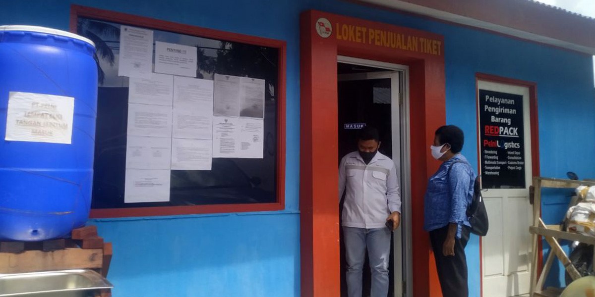 Loket penjualan tiket di Kantor Pelni Timika masih tertutup.